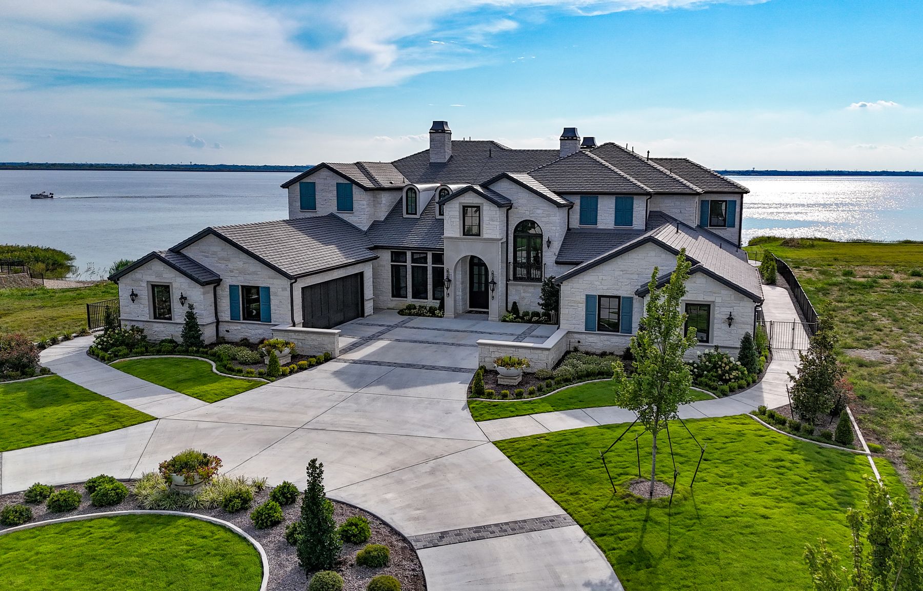 🏡💡Give Your Landscape a Glow Up… Literally! 🏡💡